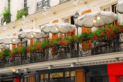 パリ市内のカフェの入った建物